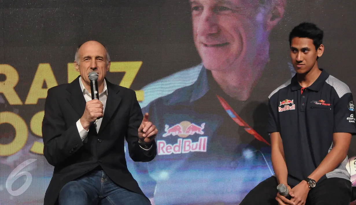 Franz Tost (kiri) dan Sean Gelael saat memberi keterangan pers di Jakarta, Kamis (20/4). Sean Gelael dan akan menjajal Sirkuit Intenasional Bahrain, Hongaria dan Abu Dhabi. (Liputan6.com/Helmi Afandi)