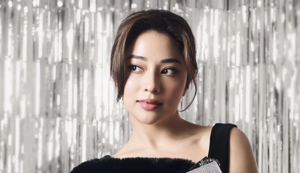 <p>Sedangkan Nikita Willy juga tampil begitu memukau dengan gaya manis melalui poni panjang yang membuat wajahnya terlihat ;ebih turus. [Foto: Instagram/ Nikita Willy]</p>