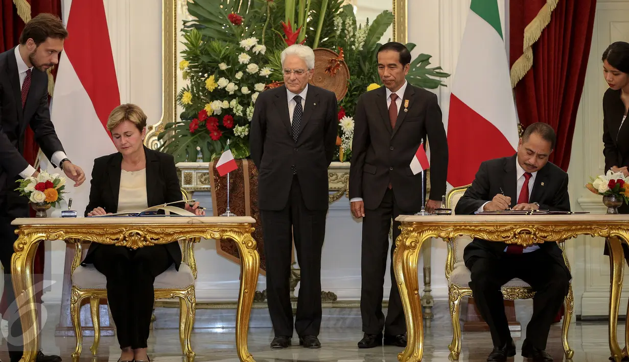 Presiden Joko Widodo bersama Presiden Italia Sergio Mattarella menyaksikan penandatanganan MoU Indonesia dan Italia di Istana Merdeka, Jakarta, Senin (9/11/2015). Italia ingin meningkatkan kerjasama ekonomi dengan Indonesia. (Liputan6.com/Faizal Fanani)