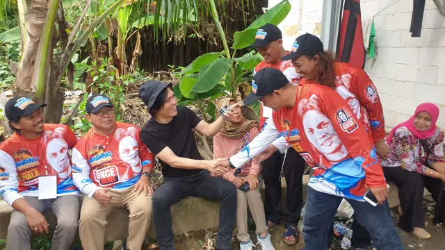 Once Mekel bersama para peserta lomba Mancing para Ketua RT.