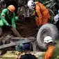 Tim gabungan melakukan pencarian korban gempa Cianjur di kawasan Cugenang yang longsor, Kabupaten Cianjur, Jawa Barat, Selasa (22/11/2022). Hingga siang ini, menurut Menko PMK Muhadjir Effendy korban meninggal akibat gempa Cianjur mencapai 162 orang. (Liputan6.com/Helmi Fithriansyah)