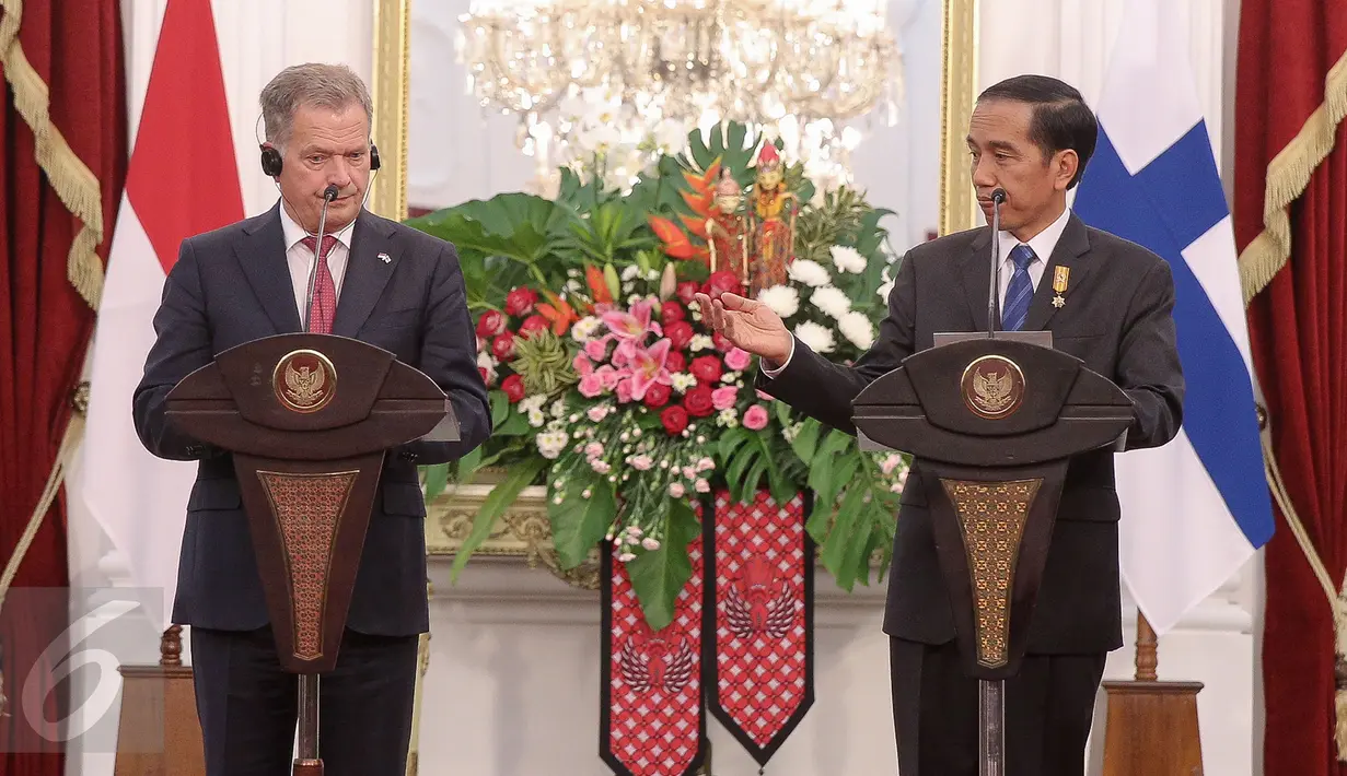 Presiden Jokowi (kanan) bersama Presiden Finlandia Sauli Vainamo Niinisto melakukan pidato dalam penandatangan nota kesepahaman di Istana Merdeka, Jakarta, (3/11/2015). Nota kesepahaman mengatur kerjasama dalam bidang energi. (Liputan6.com/Faizal Fanani)
