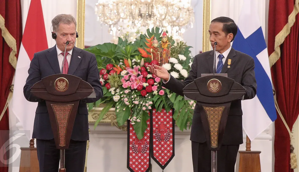 Presiden Jokowi (kanan) bersama Presiden Finlandia Sauli Vainamo Niinisto melakukan pidato dalam penandatangan nota kesepahaman di Istana Merdeka, Jakarta, (3/11/2015). Nota kesepahaman mengatur kerjasama dalam bidang energi. (Liputan6.com/Faizal Fanani)