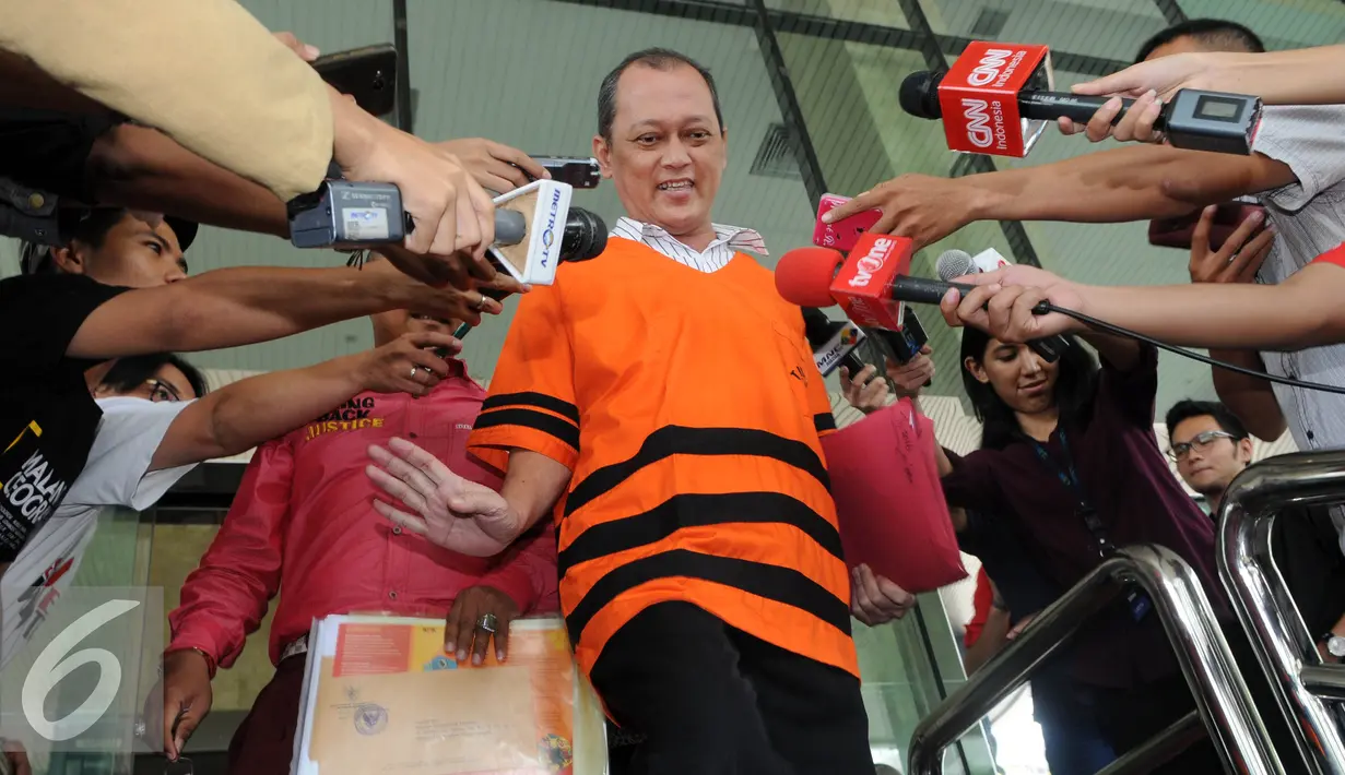 Badaruddin Amsori Bachsin enggan menjawab pertanyaan wartawan usai menjalani pemeriksaan KPK Jakarta, Jumat (17/6). (Liputan6.com/Helmi Afandi)