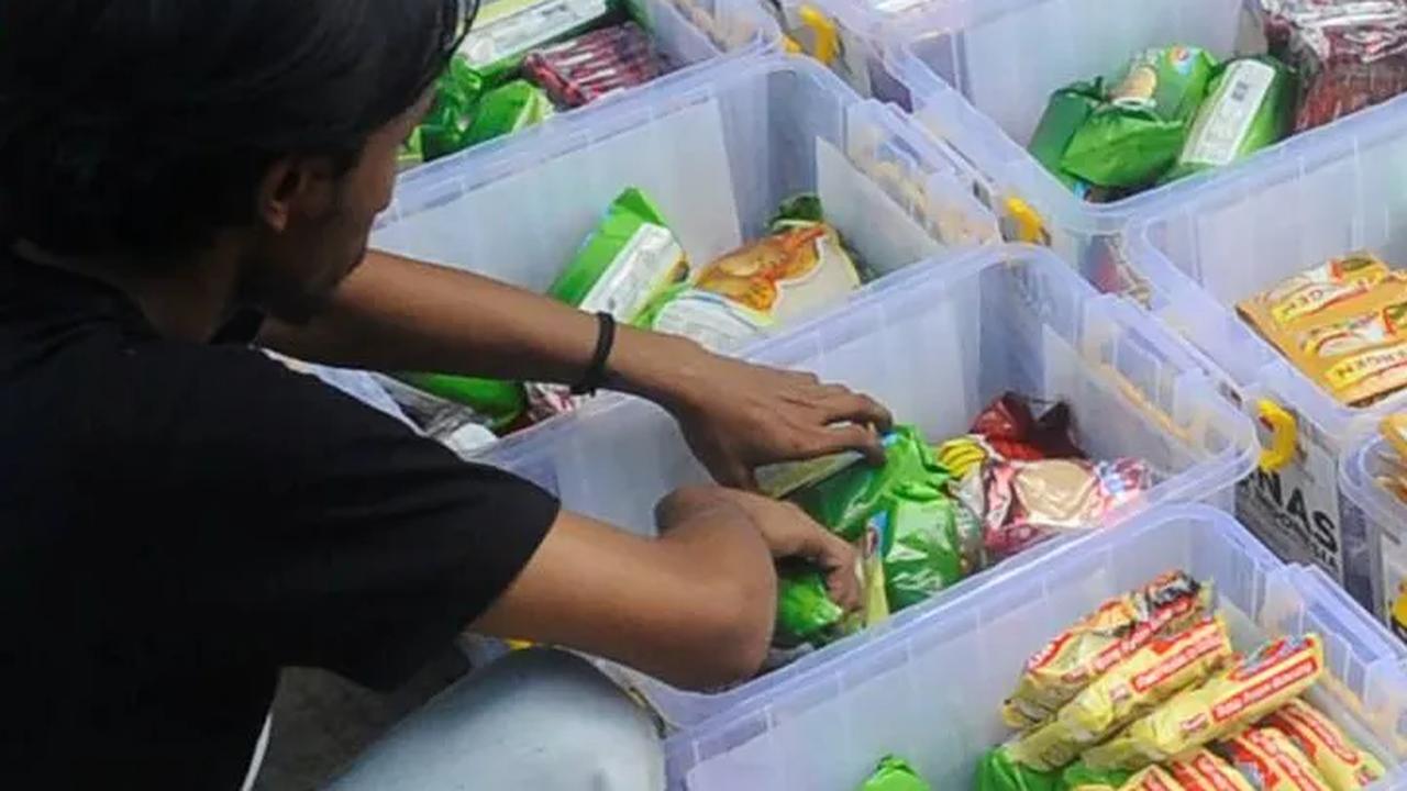 Bantuan ini dibagi ke dalam sejumlah paket yang di dalamnya berisi makanan, selimut, pampers, pembalut, obat-obatan, sabun hingga odol.