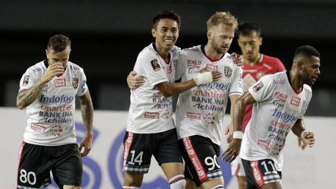 Para pemain Bhayangkara Fc merayakan gol yang dicetak oleh Fadil Sausu ke gawang Semen Padang pada laga kedua Piala Presiden 2019 yng berlangsung di Stadion Patriot, Jawa Barat, Senin (11/3). (Bola.com/M Iqbal Ichsan)