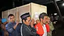 Sejumlah warga mengusung peti jenazah Sumarti Ningsih, buruh migran yang menjadi korban pembunuhan di Hongkong, menuju rumahnya di Desa Gandrungmangu, Cilacap, Jateng, Rabu (12/11/2014). (ANTARA FOTO/Idhad Zakaria)