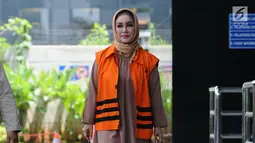 Wali Kota nonaktif Tegal, Siti Mashita Soeparno saat tiba di gedung KPK untuk diperiksa, Jakarta, Selasa (24/10). Ia diperiksa sebagai tersangka dugaan suap pengadaan barang dan jasa di lingkungan Kota Tegal TA 2017. (Liputan6.com/Helmi Fithriansyah)