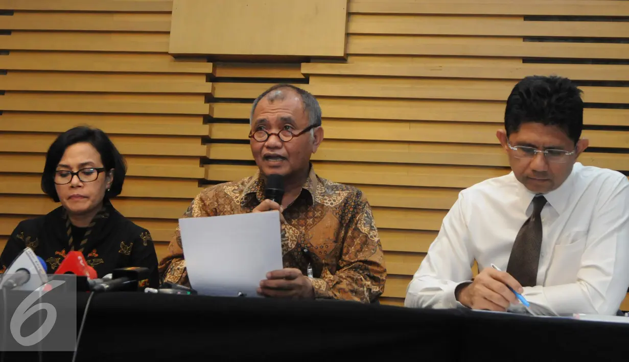 Ketua KPK Agus Rahardjo (tengah) memberikan keterangan pers di KPK terkait OTT Ditjen Pajak, Jakarta, Selasa (22/11). KPK mengamankan uang 148,500,000 Dolar Amerika atau senilai 1,9 milyar dalam OTT tersebut. (Liputan6.com/Helmi Afandi)