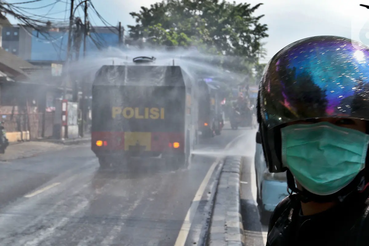 Mobil Water Cannon Semprot Disinfektan di Jalanan Slipi