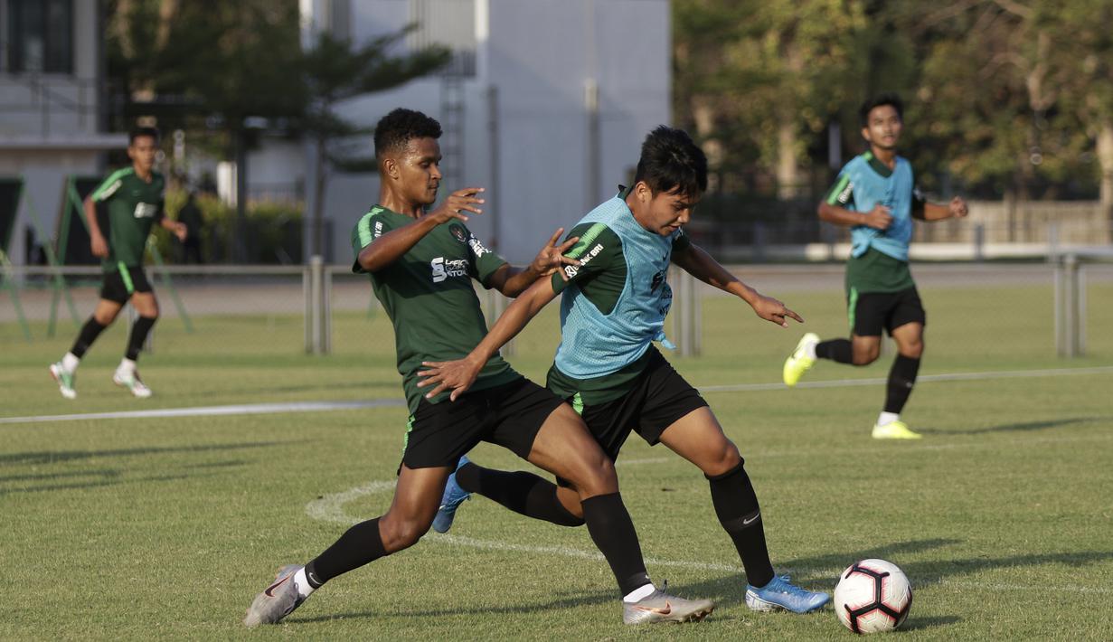 Pemain Timnas Indonesia U-22, Witan Sulaeman, berebut bola dengan David Rumakiek saat latihan di Lapangan G, Senayan, Jakarta, Sabtu (5/10). Latihan ini merupakan persiapan menjelang SEA Games 2019. (Bola.com/Yoppy Renato)