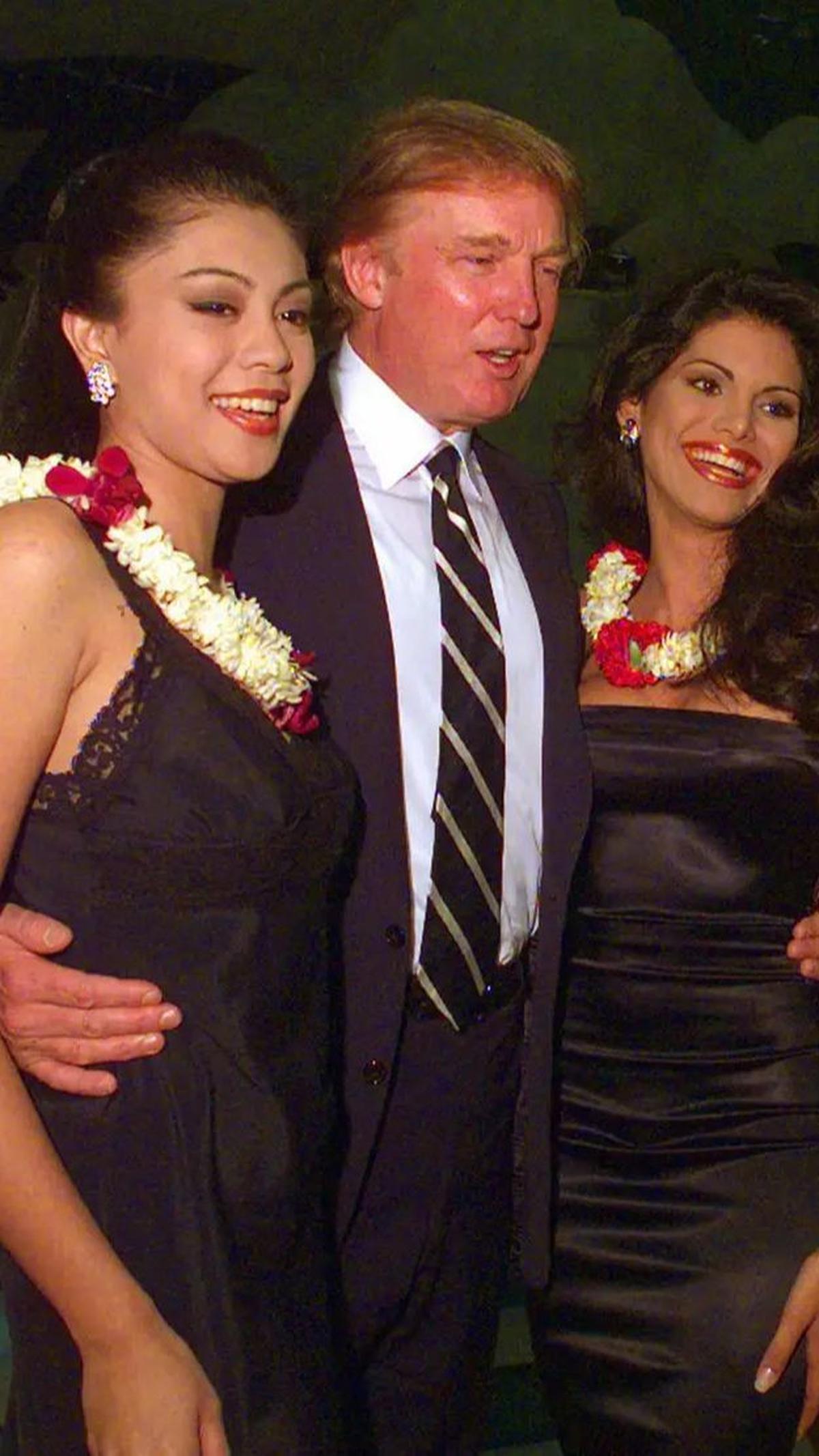 Donald Trump bersama kontestan Miss Universe 1998