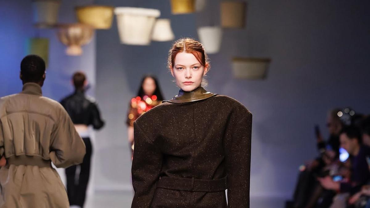 Tren Tas No Budget di Paris Fashion Week 2025, Hanya Tampilkan Pegangan Tas