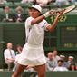 Yayuk Bazuki dari Indonesia bersiap mengembalikan bola dari Ceko Jana Novotna selama pertandingan perempat final wanita di Wimbledon Championships, 2 Juli 1996. (JACQUES DEMARTHON/AFP)