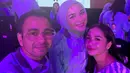 Raffi Ahmad dan Nagita Slavina duduk di barisan pendukung Gibran mengenakan outfit nuansa biru muda. Raffi Ahmad dengan kemejanya, sementara Nagita dengan striped blouse-nya. [@citraciki]