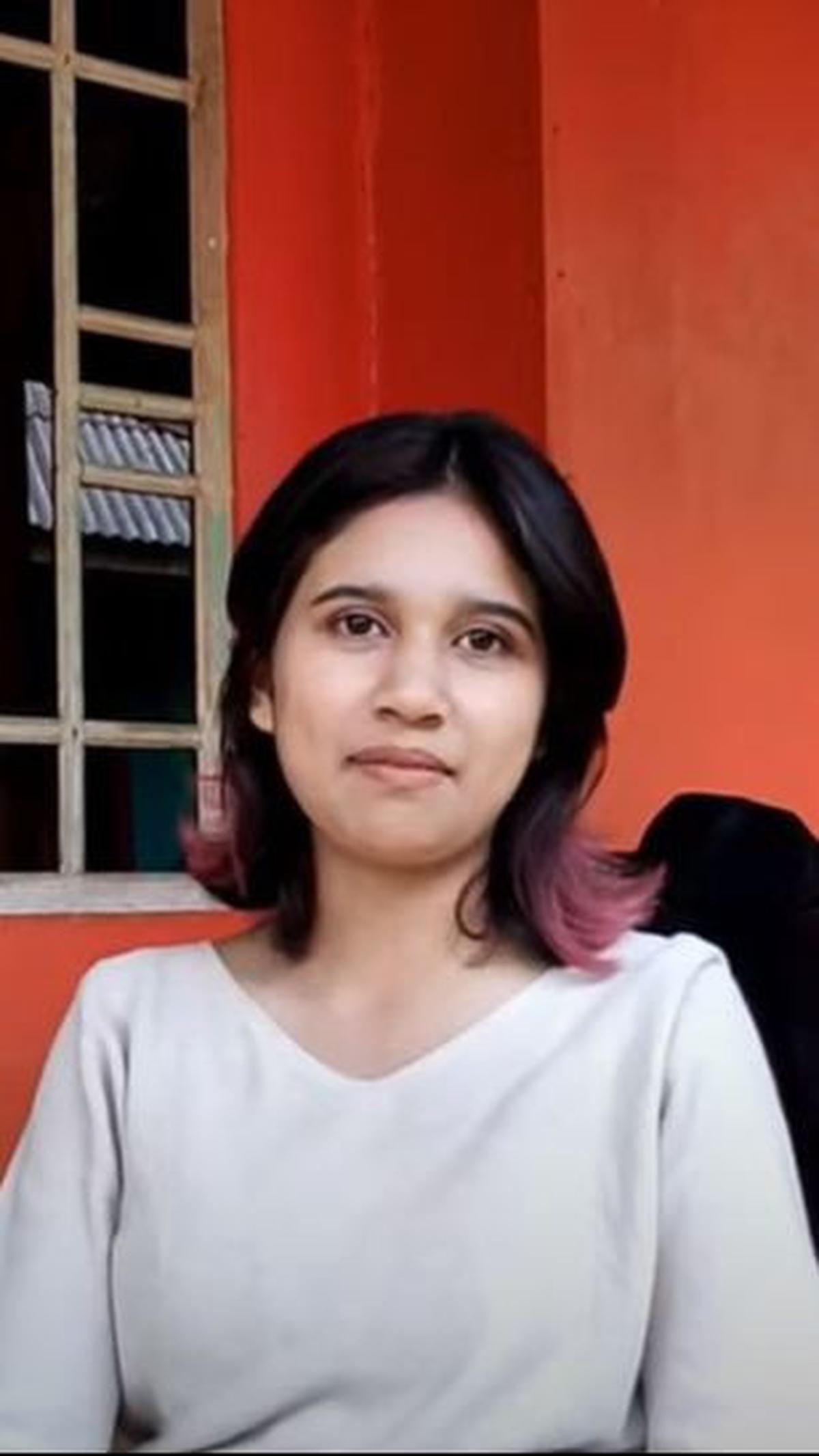 "Asli dari kampung cuma ada keturunan India dari ayah," kata Jihan sambil menjemur pakaian.&nbsp;<br>