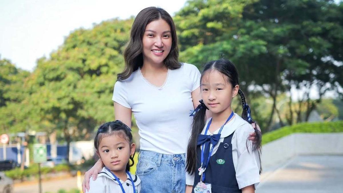 8 Inspirasi Outfit Antar Anak Sekolah ala Sarwendah, Simpel Tapi Terlihat Berkelas