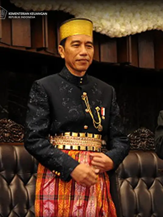 Hadiri Sidang Tahunan MPR-DPR-DPD, Rabu (16/8/2017), Jokowi memakai baju adat berupa jas Bugis lengkap dengan songkok (peci) recca dan sarung songket bernuansa merah-oranye. (twitter/KemenkeuRI).