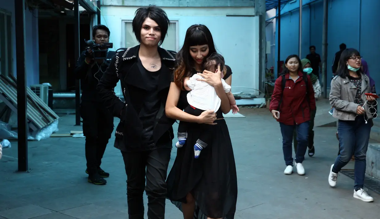 Axel Andaviar anak dari musisi Ovy /rif mengakui bahwa istrinya, Melody Alcassia hamil sebelum nikah. Meski demikian, putra sulung Ovy itu tak mau ambil pusing dengan gunjingan orang. (Nurwahyunan/Bintang.com)