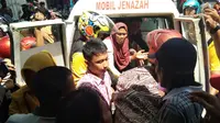Suasana proses evakuasi kedua bocah tenggelam saat dibawa ke Puskesmas (Foto : Liputan6.com/Mohamad Fahrul)