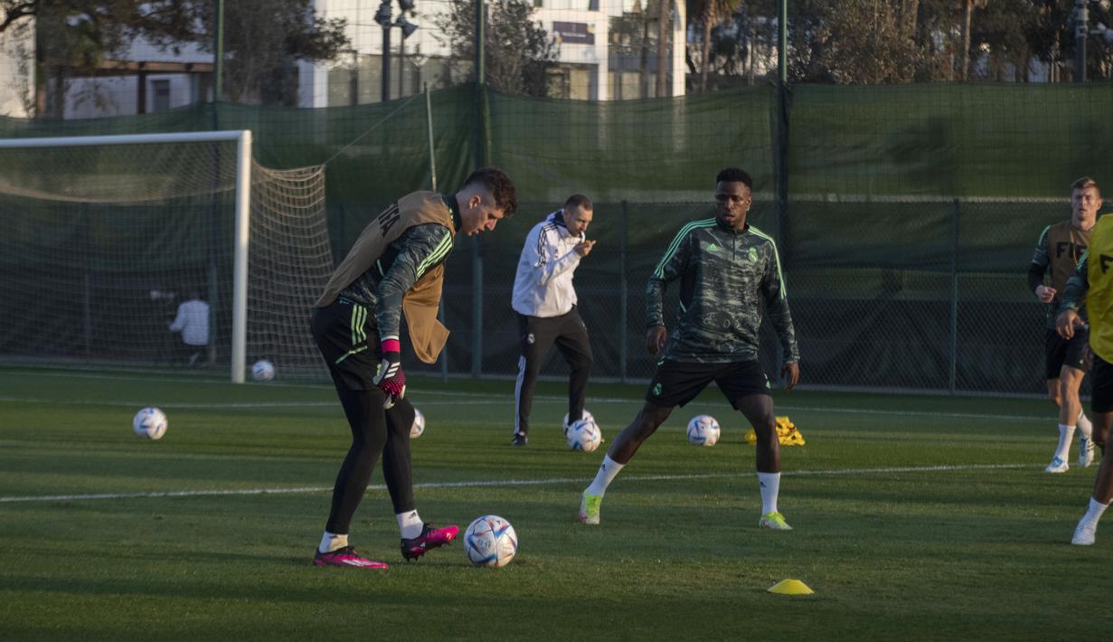 Para pemain Real Madrid melakukan sesi latihan menjelang kontra Al-Ahly pada babak semifinal Piala Dunia Antarklub, di Rabat, Maroko, Selasa (7/2/2023). Duel Al Ahly vs Real Madrid diprediksi akan berjalan alot. Namun dilihat kualitas pemain, Vinicius Junior dan kawan-kawan jauh lebih unggulan. (AP Photo)