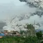 Guguran awan panas meluncur tiga kali dari puncak Gunung Sinabung sejak pagi tadi. (Liputan6.com/Reza Perdana)