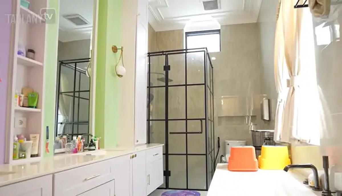 9 Potret Kamar Tidur Anak di Rumah Sarwendah, Desainnya Lucu dengan Playground