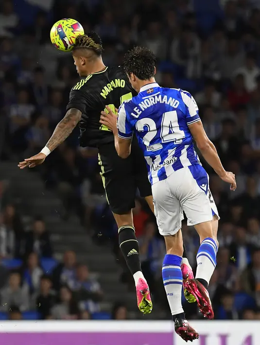 Kekalahan yang diderita Madrid memberi sinyal bagi Barcelona untuk juara lebih cepat. Barcelona hanya perlu menang di laga selanjutnya, tidak peduli apapun hasil laga Madrid. (AP Photo/Alvaro Barrientos)