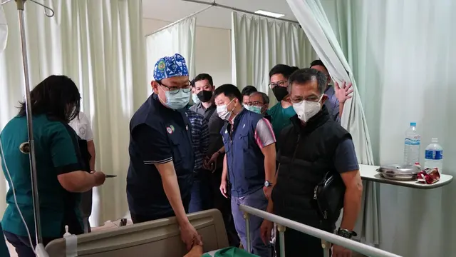 Ketua Umum Perhimpunan Dokter Spesialis Orthopaedi dan Traumatologi Indonesia (PABOI) Prof. Dr. dr. Ismail H.D., Sp.OT(K) meninjau   langsung ke lokasi penanganan korban gempa bumi di Cianjur, Minggu 27 November 2022 (Istimewa)