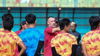 Pelatih Arema FC, Ze Gomes. (Bola.com/Iwan Setiawan)