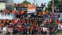 Suporter tim Macan Kemayoran berdesakan memadati Stadion Bea Cukai Rawamangun Jakarta untuk menyaksikan laga uji coba antara Persija melawan Barito Putera, Selasa (5/4/2016). Laga uji coba berakhir imbang 2-2. (Liputan6.com/Helmi Fithriansyah)