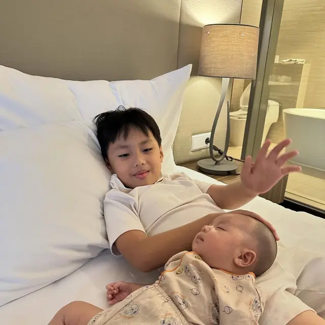 6 Potret Larissa Chou Ungkap Wajah Baby Alesha, Mirip Ikram Rosadi Versi Cewek