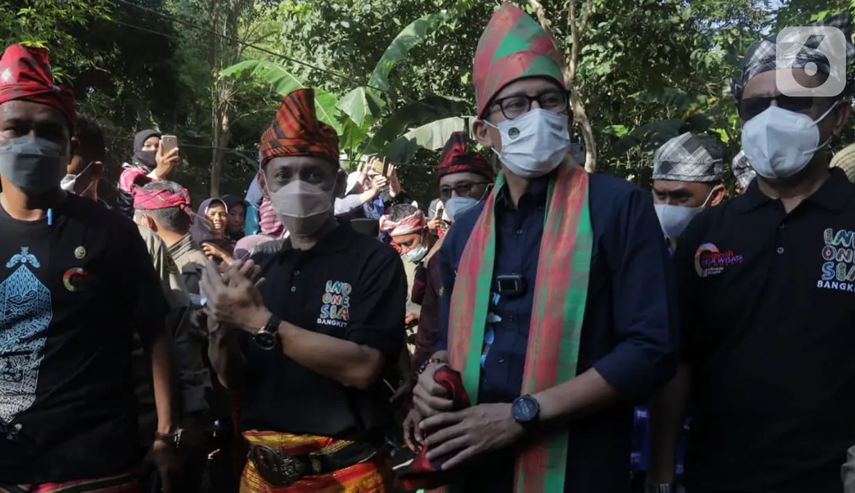Sandiaga mengatakan, sentra vaksinasi ini merupakan strategi bersama untuk mempercepat pencapaian herd immunity yang akan menyasar 1.000 pelaku UMKM. Para pelaku UMKM yang memproduksi dan menjual souvenir juga mengeluhkan tidak memiliki mesin jahit dan mesin bordir. (Liputan6.com/HO/Parekraf)
