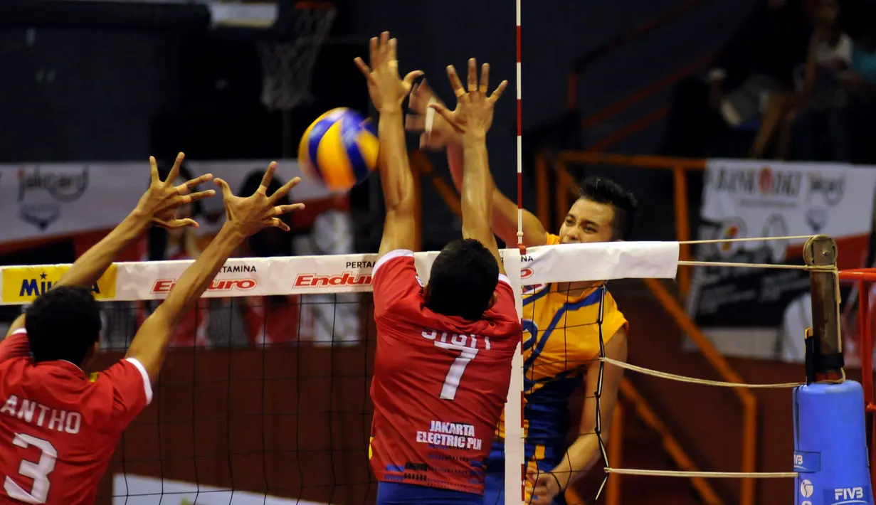 Dua pevoli Jakarta Electric PLN, Antho (kiri) dan Sigit memblok smash salah satu pemain Jakarta Pertamina Energi di putaran kedua pekan ketiga Pertamina Proliga 2015 di Hall A GBK Senayan, Jakarta, Jumat (20/3/2015). (Liputan6.com/Helmi Fithriansyah)