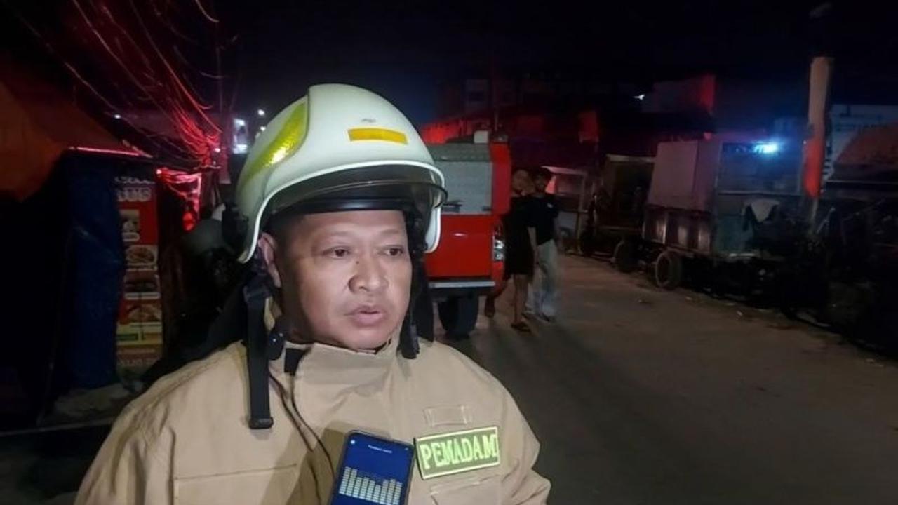 Respons Cepat Damkar Padamkan Kebakaran Rumah Panggung di Muara Karang dalam Waktu Singkat