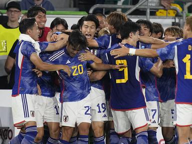 Para pemain Jepang berselebrasi setelah rekan mereka Ao Tanaka, kiri tengah, mencetak gol keempat untuk timnya ke gawang Jerman pada laga uji coba internasional di Stadion Volkswagen Arena, Minggu (10/9/2023) dini hari WIB. (AP Photo/Martin Meissner)