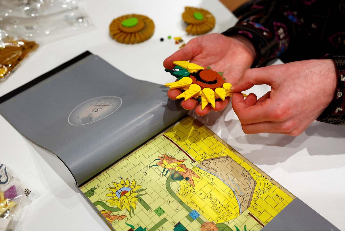 FOTO: Membuat Lukisan Bunga Matahari Van Gogh dengan Lego