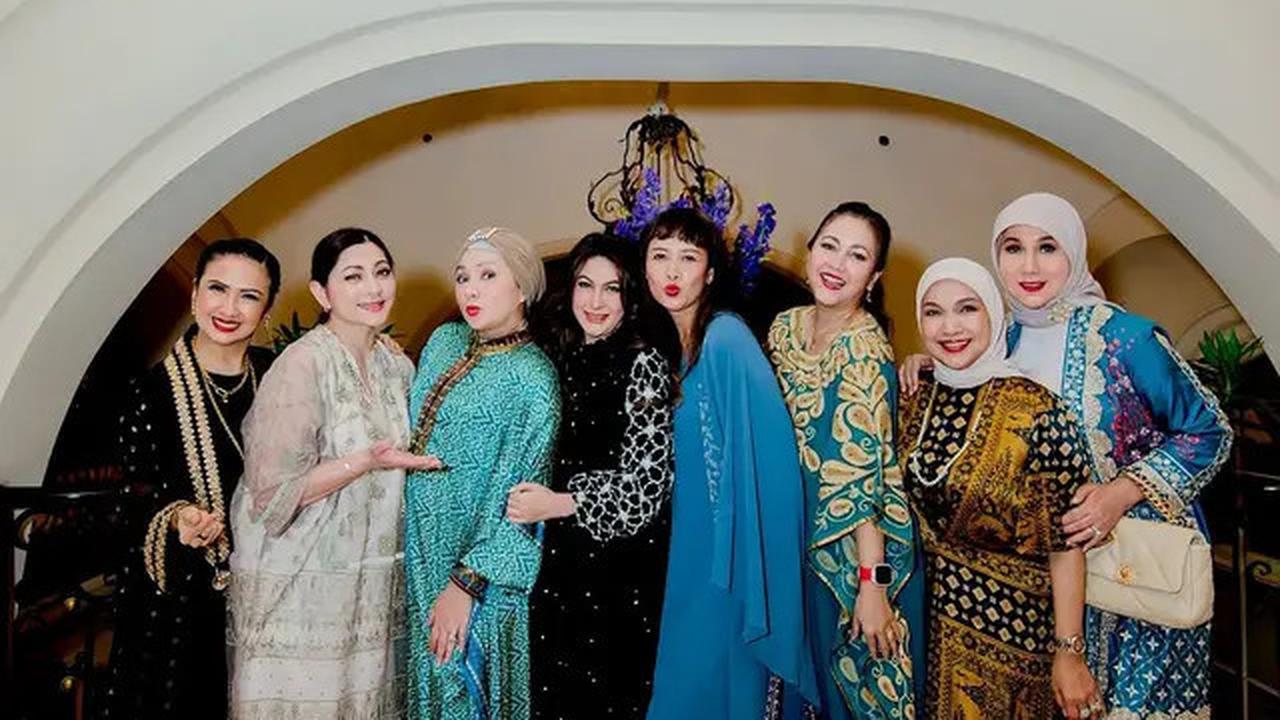 6 Potret Ultah Diana Pungky Bareng Artis Lawas Digelar Intimate, Tak Menua di Usia 51 Tahun