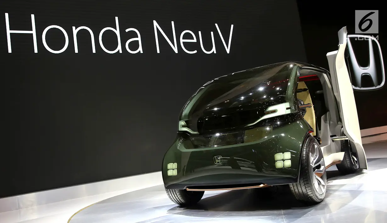 Sebuah mobil Honda NeuV diperkenalkan pada GAIKINDO Indonesia International Auto Show (GIIAS) 2018 di ICE BSD, Tangsel, Kamis (2/8). Mobil untuk kebutuhan kaum urban sebelumnya pernah dipamerkan di Geneva Motor Show 2017. (Liputan6.com/Fery Pradolo)
