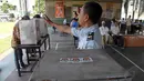 Petugas LP Cipinang tampak mengawasi situasi pencoblosan pilpres di LP Cipinang, Jakarta, (9/7/14) (Liputan6.com/ Miftahul Hayat). 