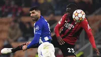Duel antara pemain Porto, Mehdi Taremi (kiri) dan pemain AC Milan, Fikayo Tomori (Marco BERTORELLO / AFP)