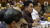 Menteri BUMN, Erick Thohir memberikan paparan dalam rapat dengan Panitia Kerja (Panja) DPR RI untuk skandal di PT Asuransi Jiwasraya (Persero), di Kompleks Parlemen, Jakarta, Selasa (29/1/2020). Erick Thohir diundang untuk membahas penyelesaian sengkarut Jiwasraya. (Liputan6.com/Johan Tallo)