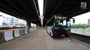 Bus premium Transjakarta atau Royaltrans menunggu penumpang di lahan yang menjadi semacam pul Royaltrans di kolong Tol Simatupang, Jakarta, Selasa (23/4). Ada dua rute bus Royaltrans yang berangkat dari pul ini, yakni S12 (BSD-Fatmawati) dan S31 (Blok M-Bintaro). (Liputan6.com/Herman Zakharia)