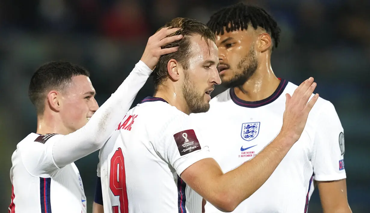 Pemain Inggris Harry Kane (tengah) merayakan setelah mencetak gol ke gawang San Marino pada pertandingan sepak bola Kualifikasi Grup I Piala Dunia 2022 di Stadion Olimpiade, Serravalle, San Marino, 15 November 2021. Inggris menang 10-0. (AP Photo/Antonio Calanni)