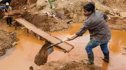 Maria Luisa Mendoza memindahkan tumpukan tanah usai disaring dalam pencarian emas di tambang liar, Laguna Azul, di Rosita, di Wilayah Otonomi Utara Pantai Karibia di timur laut Nikaragua, (6/3). (AFP Photo / Inti Ocon)