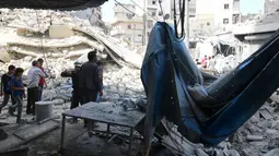 Kondisi pasar usai digempur serangan udara di distrik al-Fardous, , Aleppo, Suriah, Rabu (12/10). Serangan udara terhadap kota yang dikuasai oleh pemberontak di Aleppo menewaskan sedikitnya 15 orang. (REUTERS/Abdalrhman Ismail)