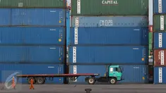 Pekerja melakukan aktivitas bongkar muat di Pelabuhan JICT, Tanjung Priok, Jakarta, Selasa (25/10). Pemerintah melalui Bea Cukai telah menerapkan kebijakan Indonesia Single Risk Management (ISRM). (Liputan6.com/Immaniel Antonius)