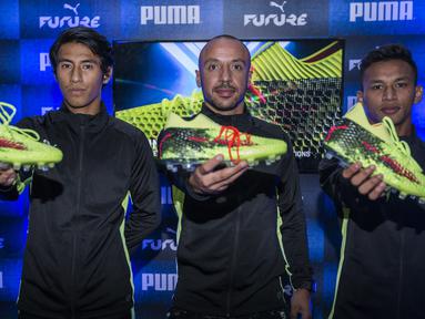 Pesepak bola, Hanif Sjahbandi, Julian Faubert dan Osvaldo Haay memperkenalkan sepatu Puma Future 18.1 di Taman Menteng, Jakarta, Jumat (9/3/2018). Puma Future 18.1 dirancang untuk pengepasan saat pemakaian. (Bola.com/Vitalis Yogi Trisna)