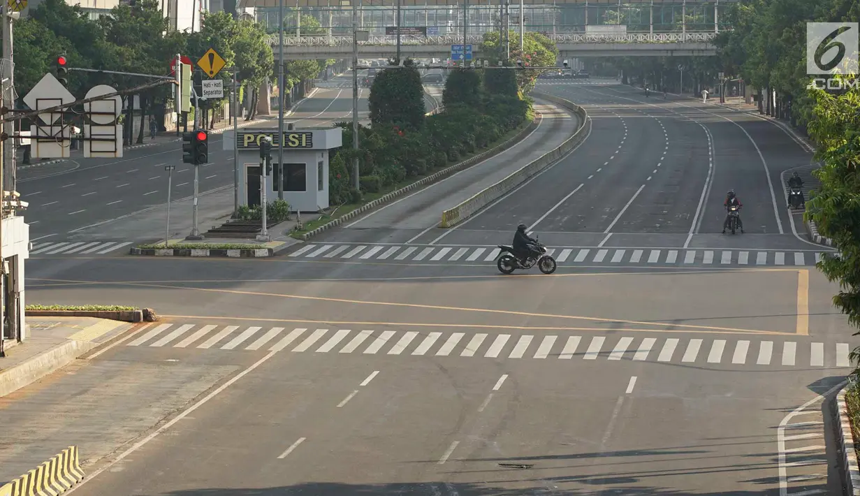 Pengendara sepeda motor melintas di Jalan MH Thamrin, Jakarta, Rabu (5/6/2019). Banyaknya warga Ibu Kota yang mudik ke kampung halaman untuk merayakan Hari Raya Idul Fitri membuat jalan protokol terpantau lengang. (Liputan6.com/Immanuel Antonius)