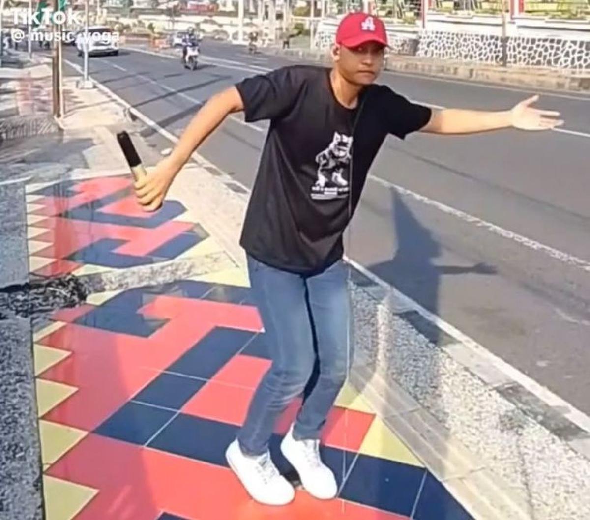 Awalnya, semua tampak berjalan seperti biasanya. Yoga pun tampak menikmati intro lagu sambil berjoget di pinggir jalan. Tak malu, ia memang sudah biasa melakukan ini. Di tempat inilah ia biasa live sambil bernyanyi dan mengunggahnya ke akun tiktok @music_
